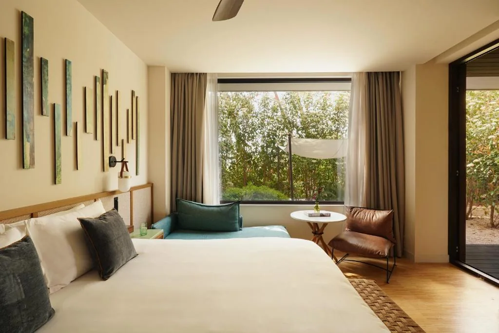 Camera matrimoniale con letto king-size e giardino privato — Kimpton Aysla Mallorca by IHG