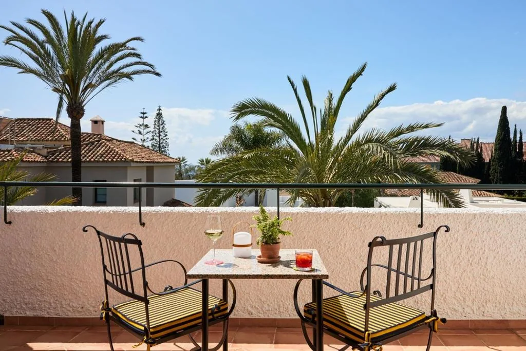 Premium-Doppelzimmer mit Terrasse – 1 extragroßes Doppelbett — Kimpton Los Monteros Marbella by IHG