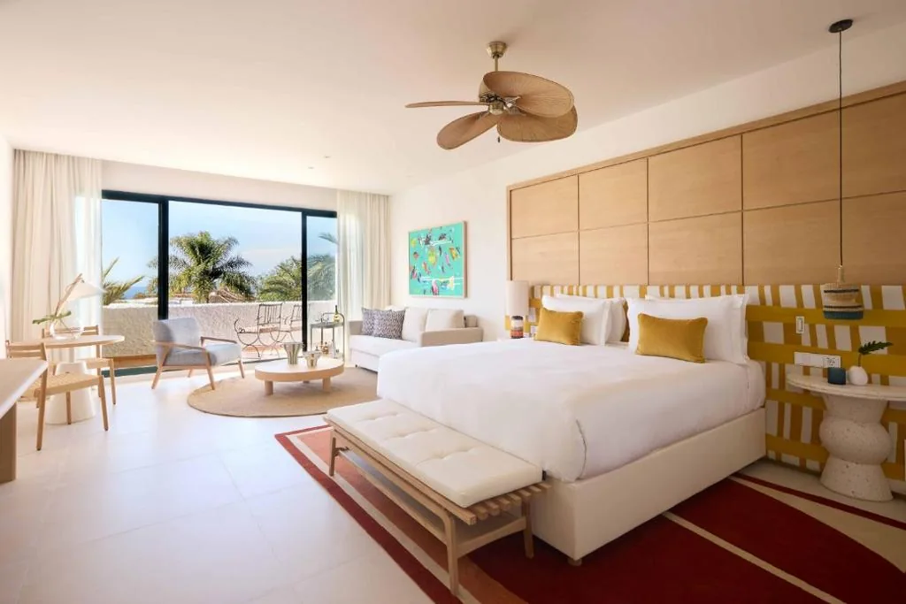 Studio-Suite mit Terrasse – 1 extragroßes Doppelbett — Kimpton Los Monteros Marbella by IHG