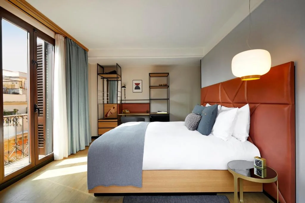 Camera doppia Premium con letto matrimoniale grande e balcone — Kimpton Vividora Hotel by IHG