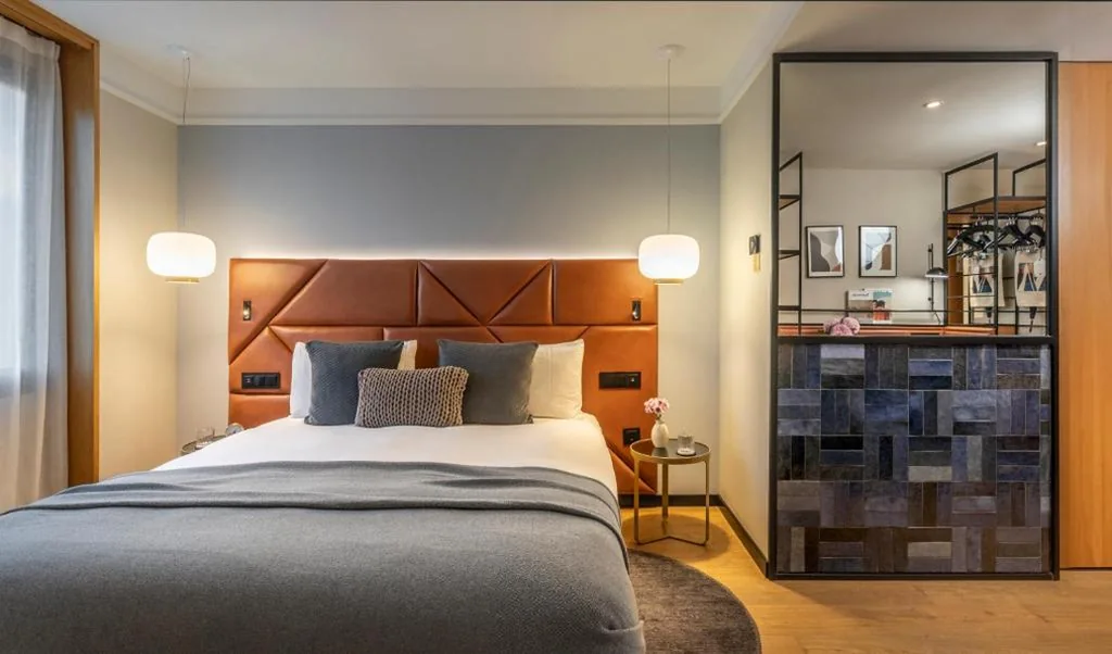 Camera Premium con letto matrimoniale extra-large — Kimpton Vividora Hotel by IHG