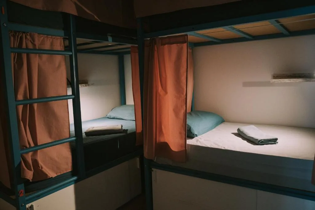 Habitación Cuádruple Económica con baño compartido — Kite and Surf - Private rooms
