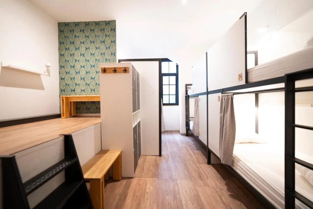 専用バスルーム付き8人用ドミトリーのベッド — Koba Hostel