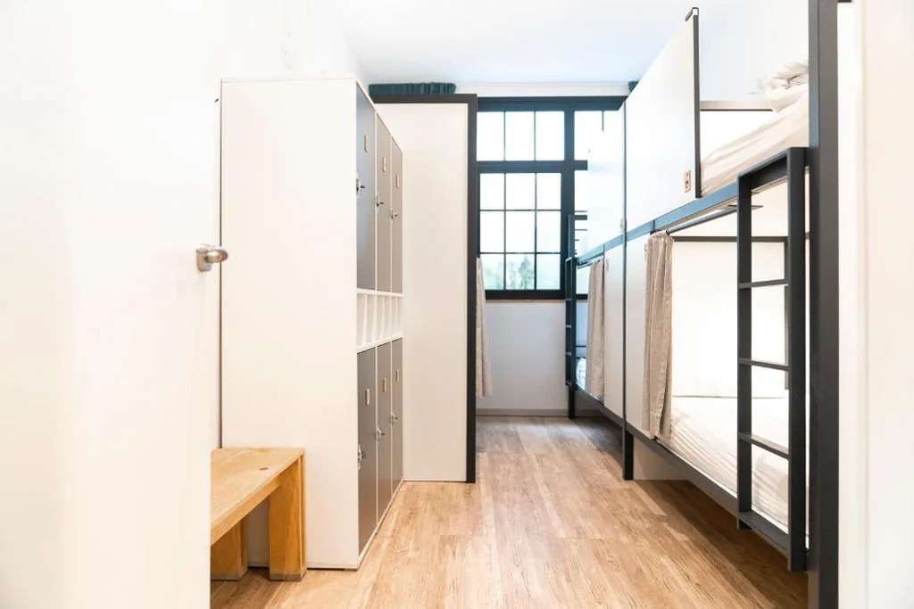 専用バスルーム付き6人用ドミトリーのベッド — Koba Hostel