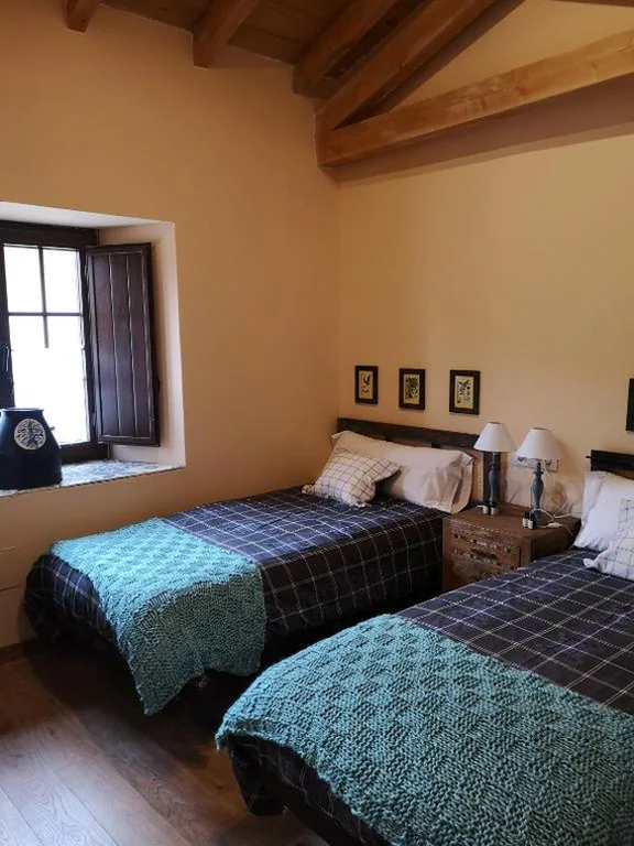 Doppelzimmer mit Bad – 2 Betten — L' Abilleiru Albergue Rural