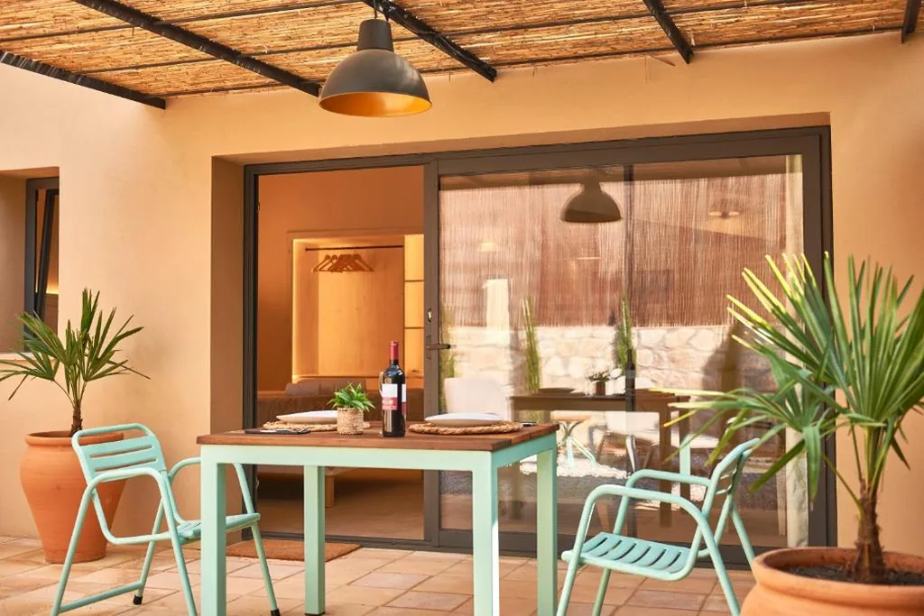 Estudio Deluxe con cama grande — L'Aixart Aiguablava Hotel