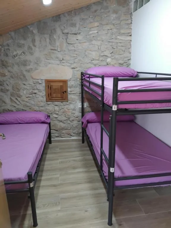 Habitación Triple con baño privado — L'alberg la rectoria de la Torra