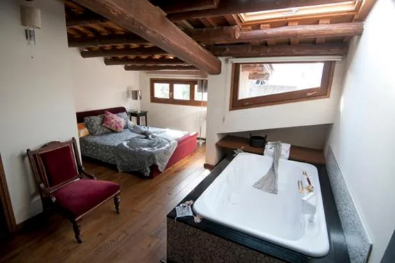 Habitación Doble con bañera de hidromasaje — L'ARGOLLA HOTEL-Pizzeria