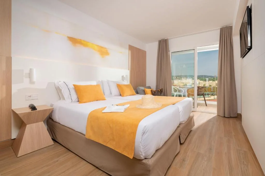 Tweepersoonskamer met uitzicht op het zwembad (2 volwassenen) — L'Azure Hotel SPA 4Sup