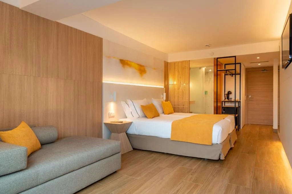 Superior driepersoonskamer met uitzicht op het zwembad (2 volwassenen + 1 kind) — L'Azure Hotel SPA 4Sup