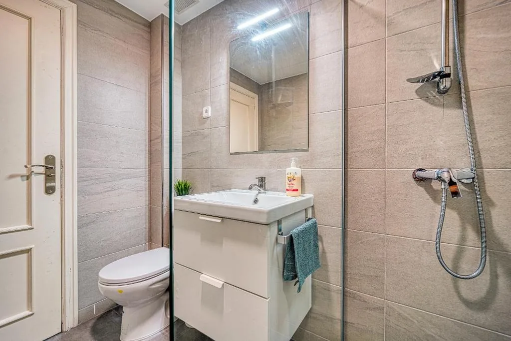 Habitación Doble con baño compartido — L Casa Cafe Madrid El plantio Calle segundo anca 11 madrid 28023