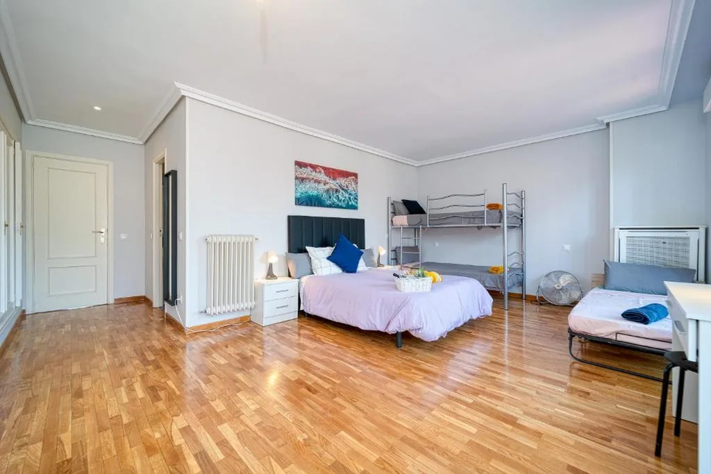 Habitación Familiar con baño privado — L Casa Cafe Madrid El plantio Calle segundo anca 11 madrid 28023