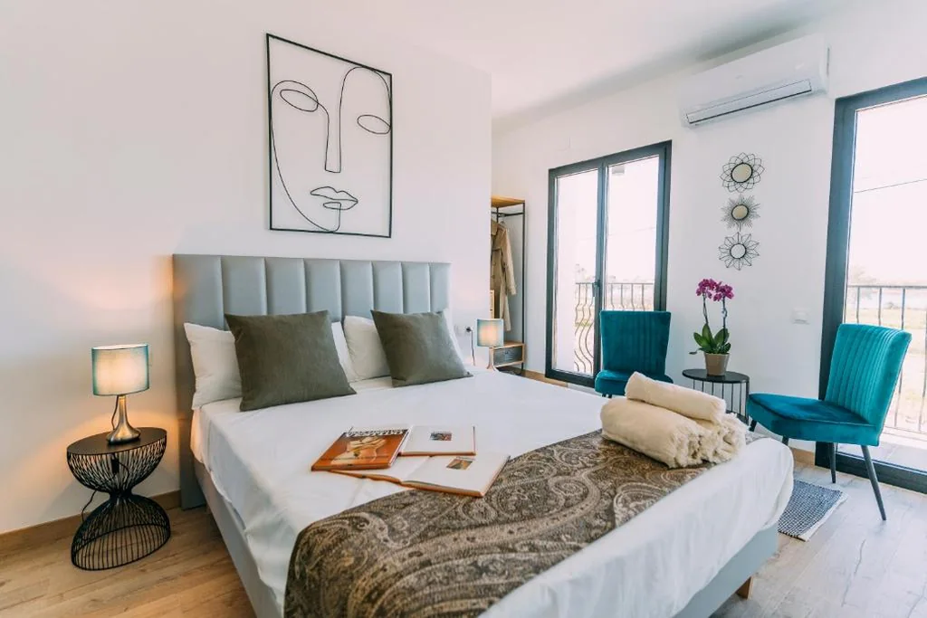 Chambre double supérieure avec balcon et vue sur la rivière — L'Hotelet del Delta by Cristina