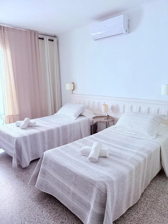 Habitación Doble Económica - 2 camas — L'Illa Hotel