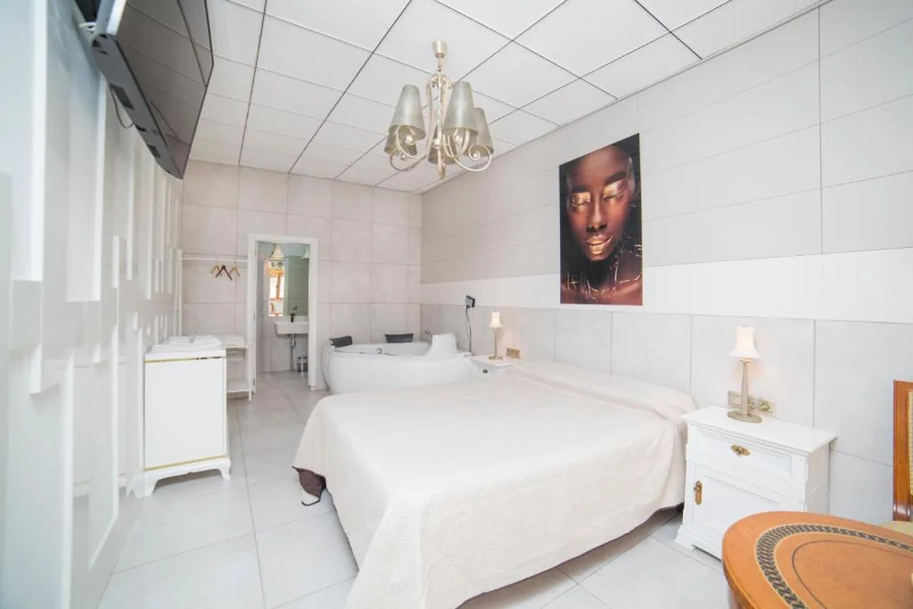 Suite con bañera de hidromasaje y cama grande — L'Otelet By Sweet