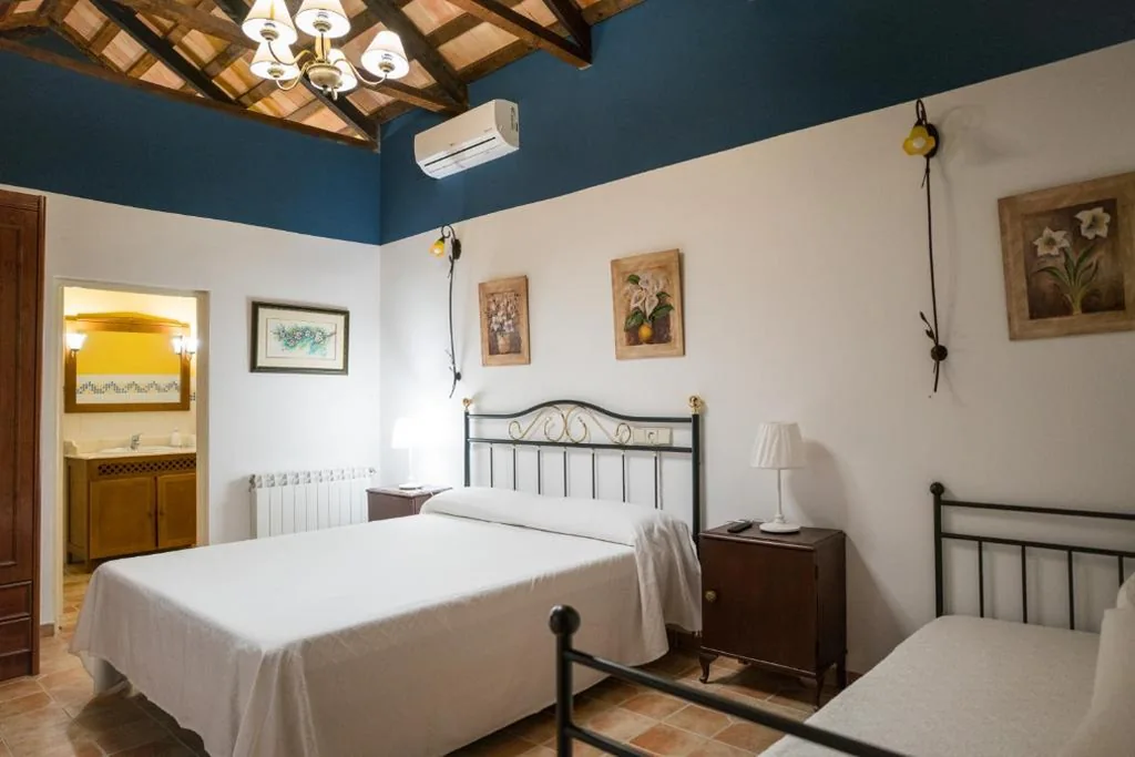 Deluxe Double Room with Extra Bed — La ALDABA de ALMAGRO