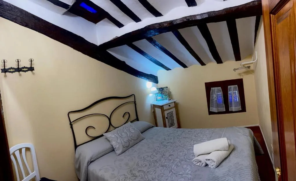 Zimmer mit Gemeinschaftsbad – Doppelbett — La Alpargateria