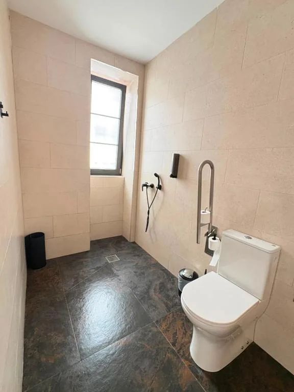 Camera doppia con bagno privato - 2 letti — La Banda Living Hostel