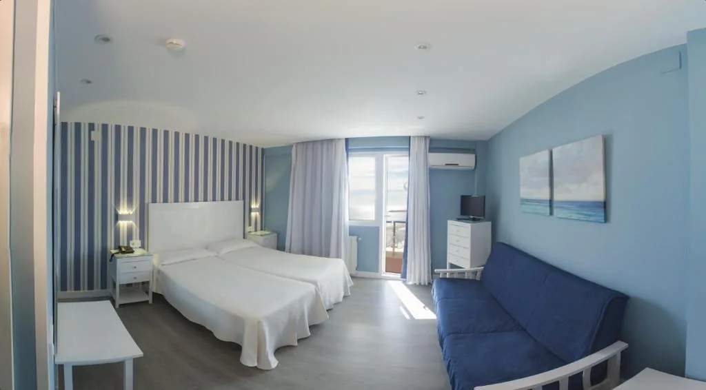 Habitación Triple con vistas a la piscina — La Barracuda