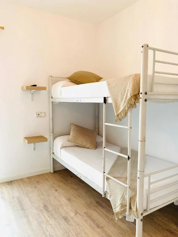 Standaard Tweepersoonskamer met Stapelbed en Gedeelde Badkamer — La Bartola Guesthouse