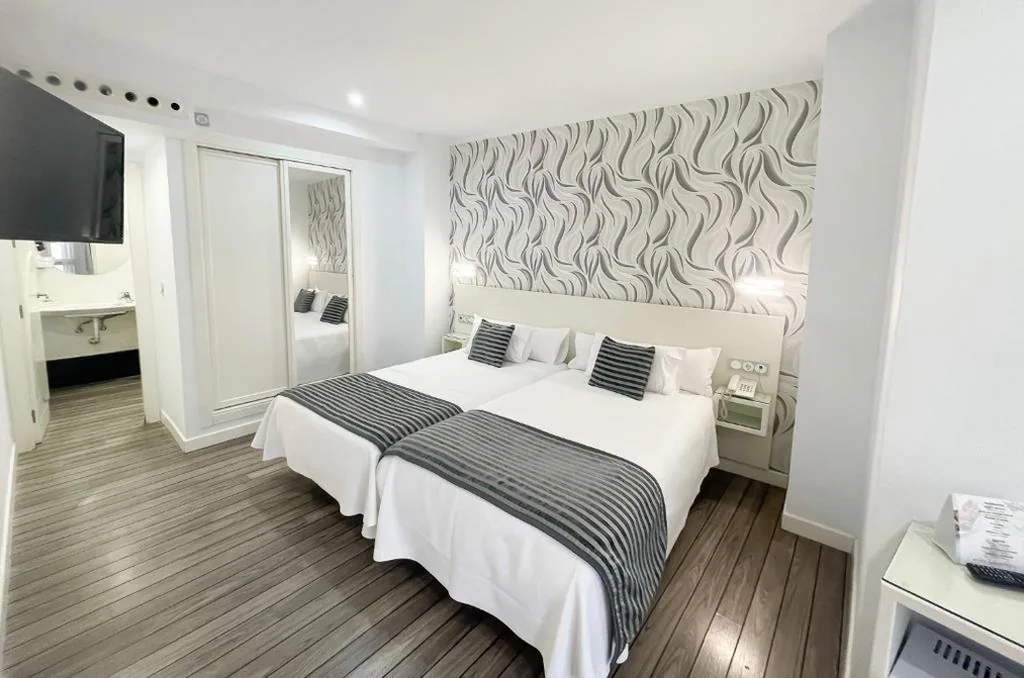 Doppelzimmer mit Parkplatz – 1 oder 2 Betten — La Boutique Puerta Osario