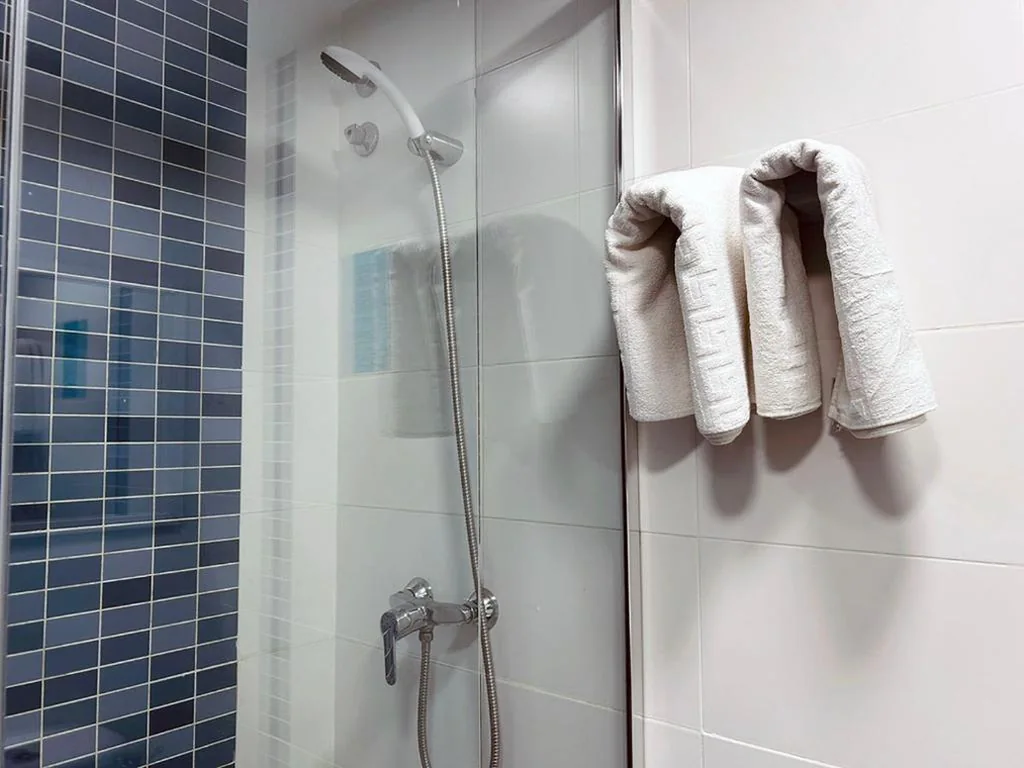 Chambre triple avec vue sur la mer — La Cabaña