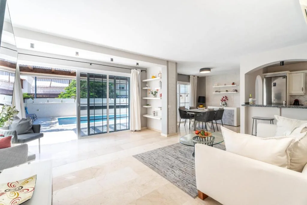 Villa con 3 camere da letto — La Caleta Luxury Seaside Villa with 3 Bedrooms and Private Pool