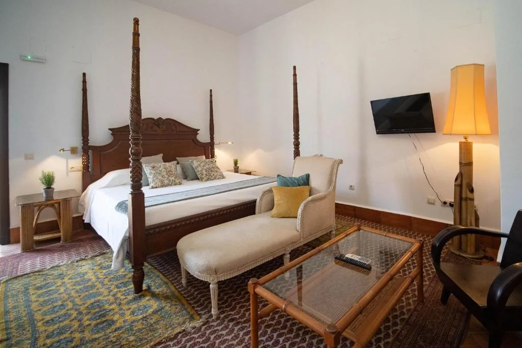 Superior Room with Extra-large Bed — La Casa 1832 Boutique