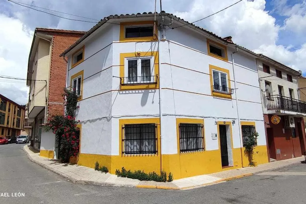 Casa de 4 dormitorios — La casa amarilla Candeleda