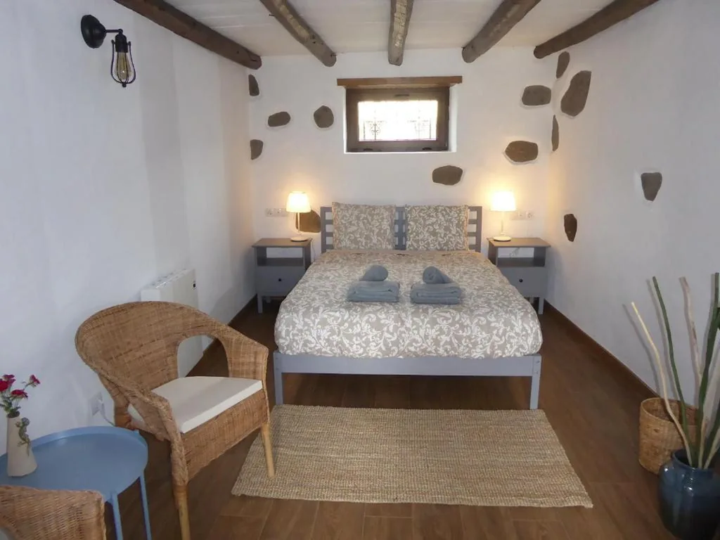 Camera matrimoniale con bagno privato — La Casa de Arriba - Cozy En-Suite Room, Los Arbejales, Teror