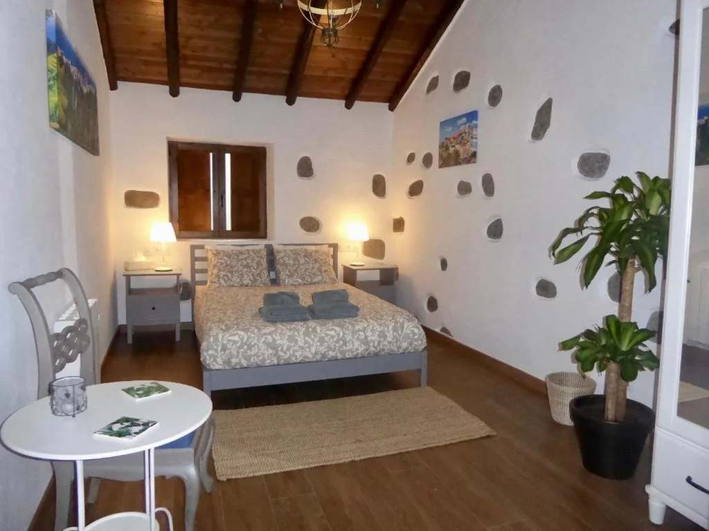 Camera matrimoniale con bagno privato — La Casa de Arriba - Cozy En-Suite Room, Los Arbejales, Teror
