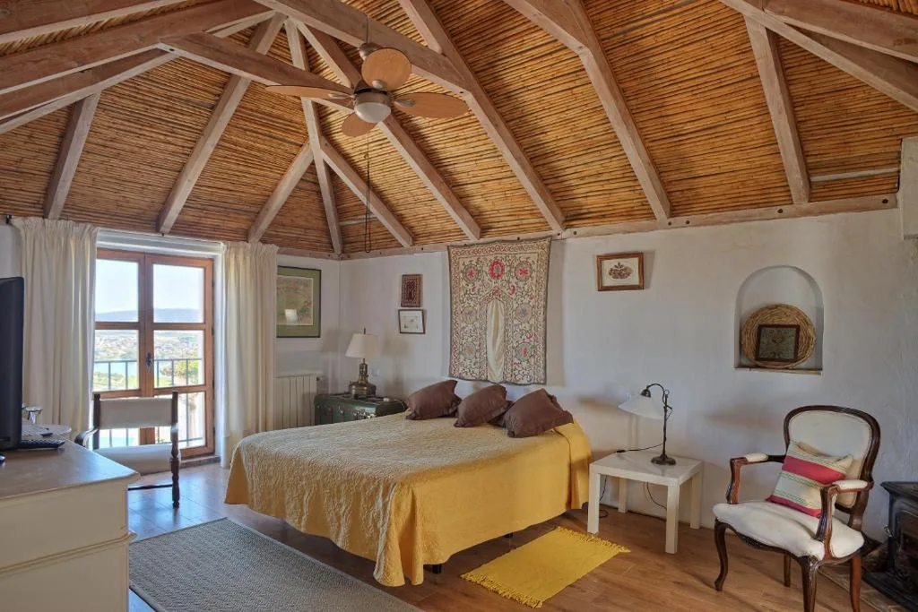 Habitación Triple con vistas al lago — La Casa de Bovedas Charming Inn