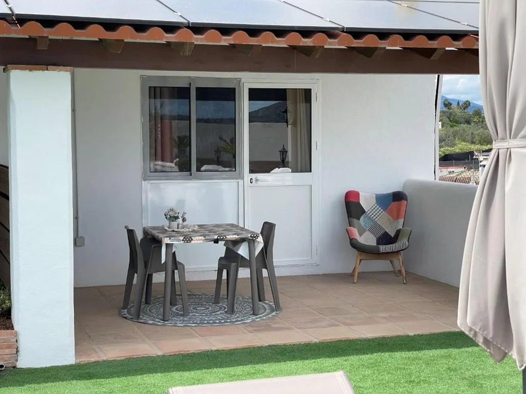 Estúdio com vista para a piscina — La casa de familia