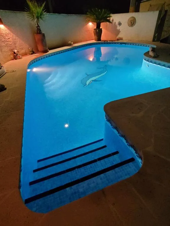 Camera matrimoniale con vista sulla piscina — La casa de Irina