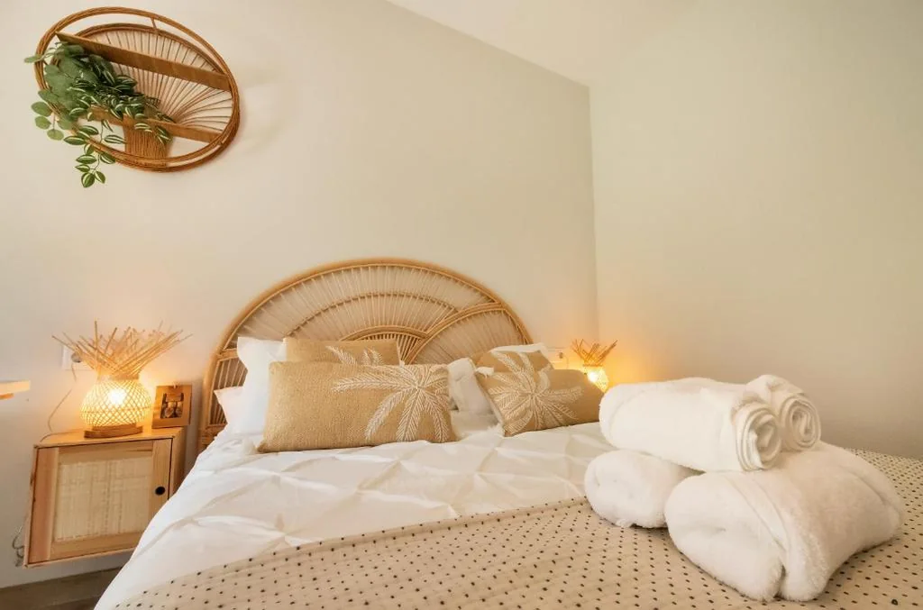 Zimmer mit Doppelbett und Gartenblick — La casa de las flores