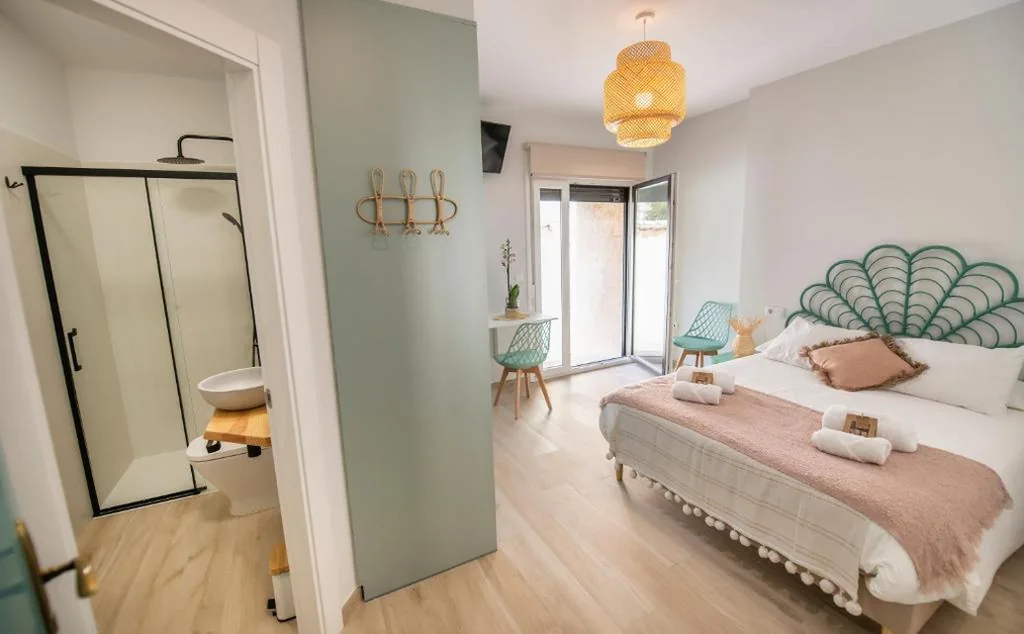Zimmer mit Doppelbett und Gartenblick — La casa de las flores