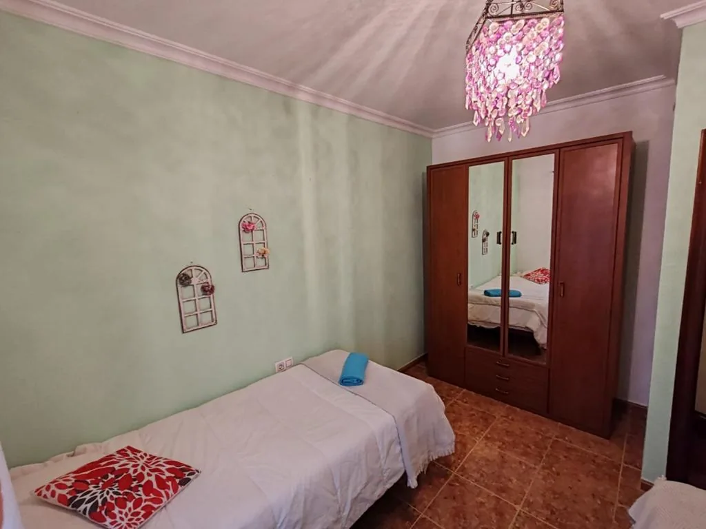 Camera matrimoniale con bagno in comune — La casa de Marifé, a 15" de Sevilla y a 30" del aeropuerto