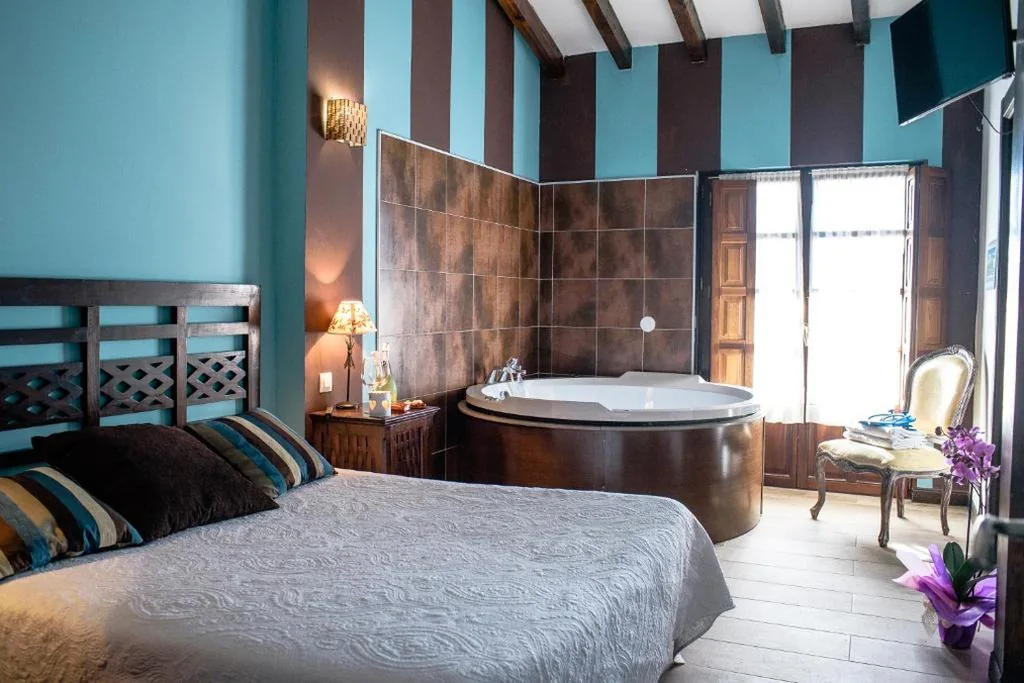 Habitación Doble con bañera de hidromasaje — La Casa de Noelia