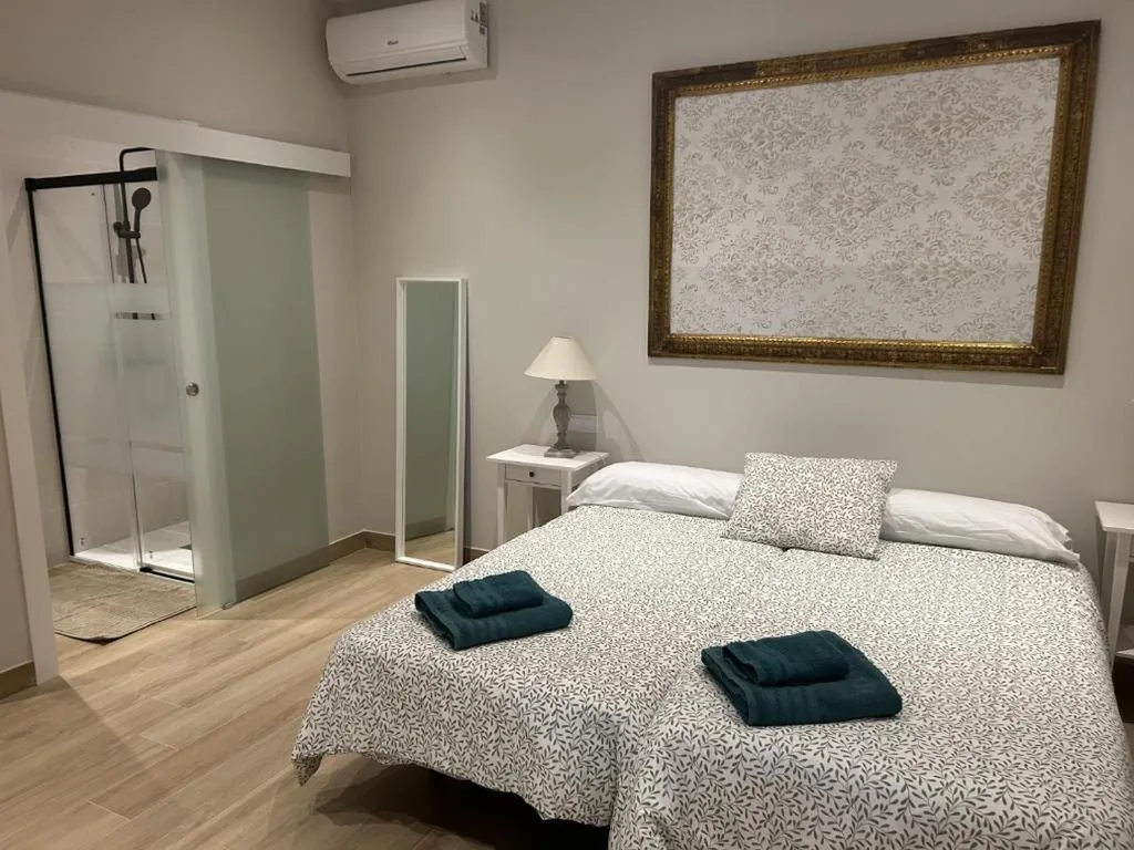 Habitación Doble con vistas al parque — La Casa del Tejado Verde Toledo