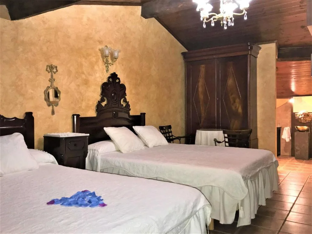 Doppelzimmer mit eigenem Bad – 2 Betten — La Casa dels Poetes