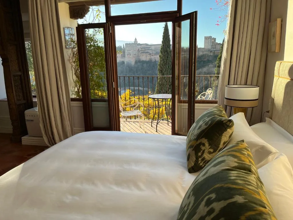 Habitación Doble Deluxe con balcón — La Casa JuanRanas