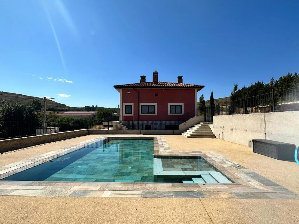 Casa con 5 camere da letto — La Casa Rosa