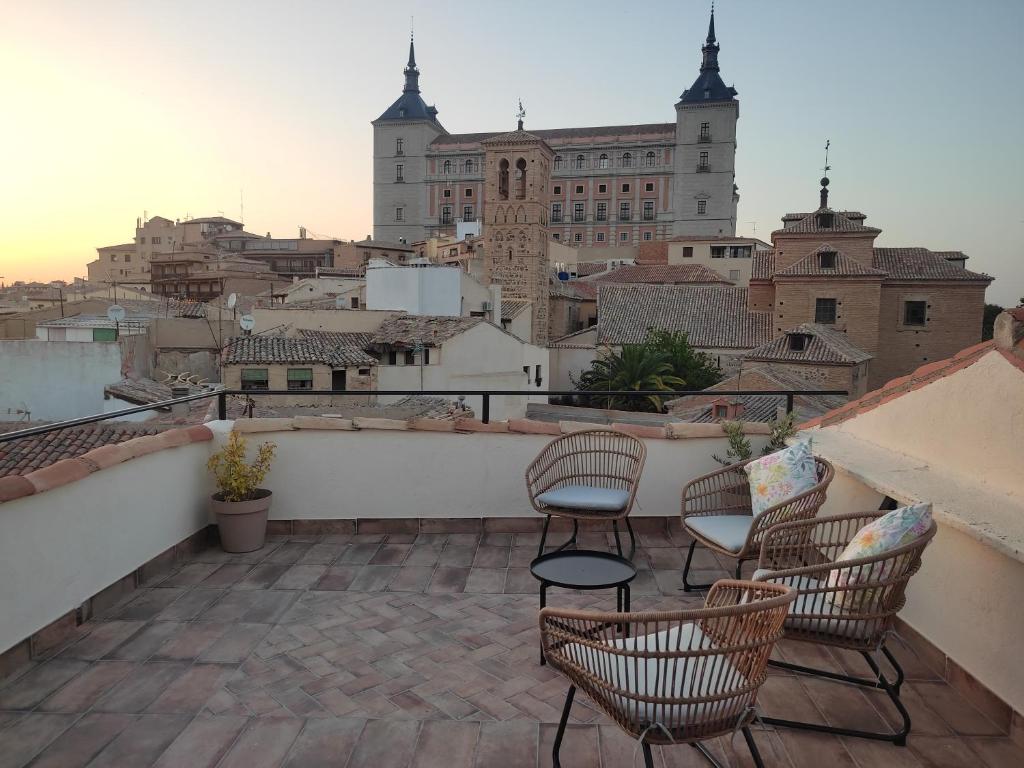 La Casa Toledana - patio y terraza con vistas