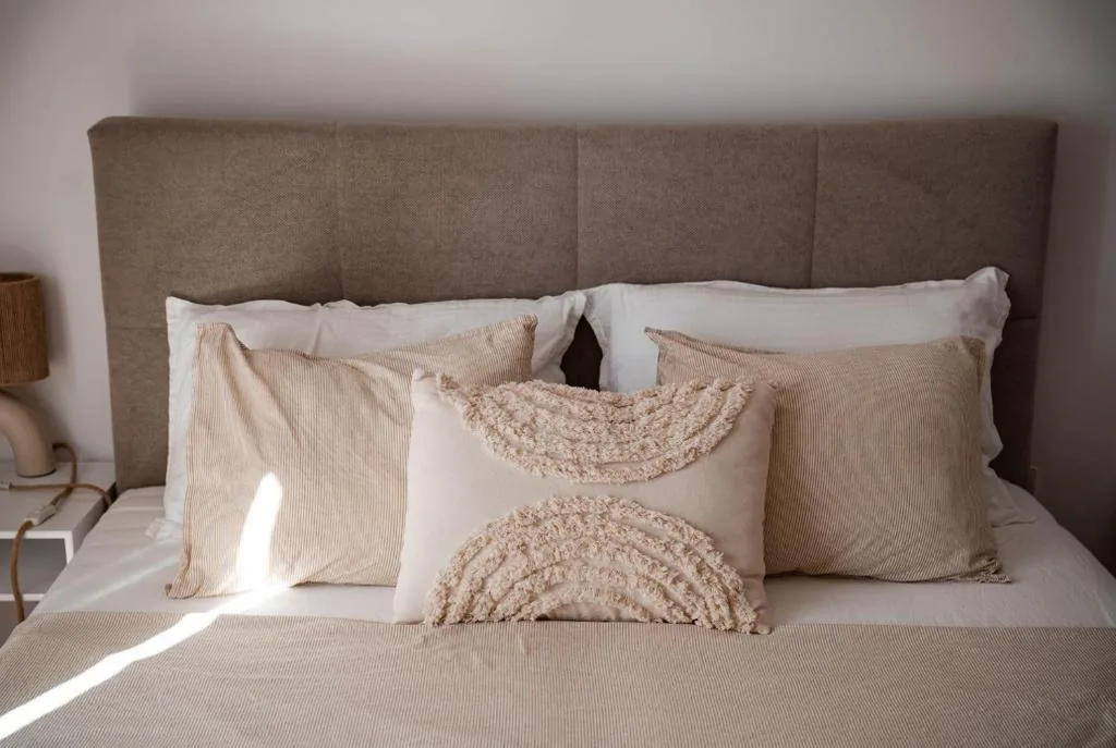 Habitación con cama extragrande y vistas al jardín — La casa Zamora