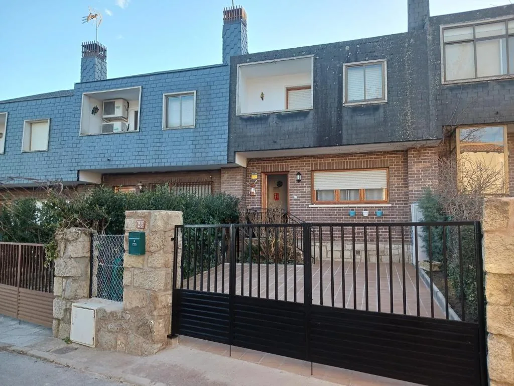 Three-Bedroom House — La Casita de Cabanillas. Cabanillas de la Sierra.
