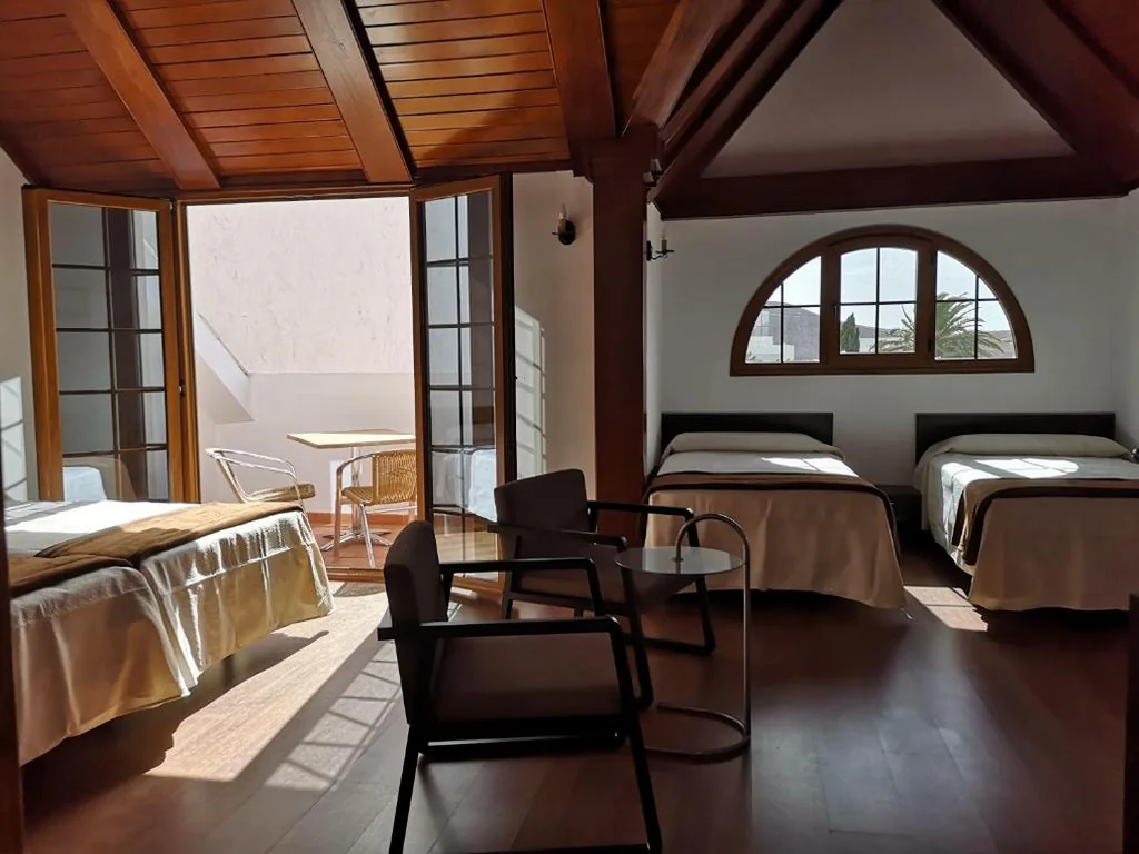 Habitación Cuádruple con balcón — La Casona Canaria Boutique Home B & B