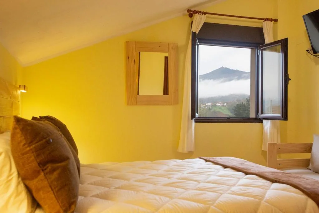 Einfaches Dreibettzimmer — La Casona de Cardes