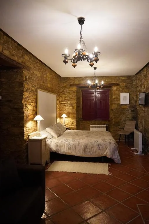 Doppelzimmer mit Zustellbett — La Casona de Faedo Pensión