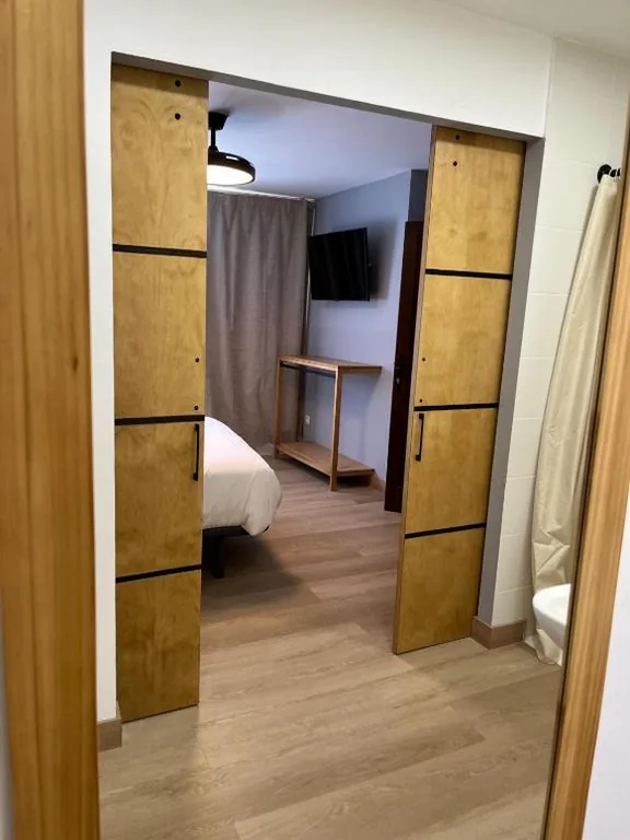 Habitación adaptada para personas con movilidad reducida - Cama grande — La Casona de Navaleno