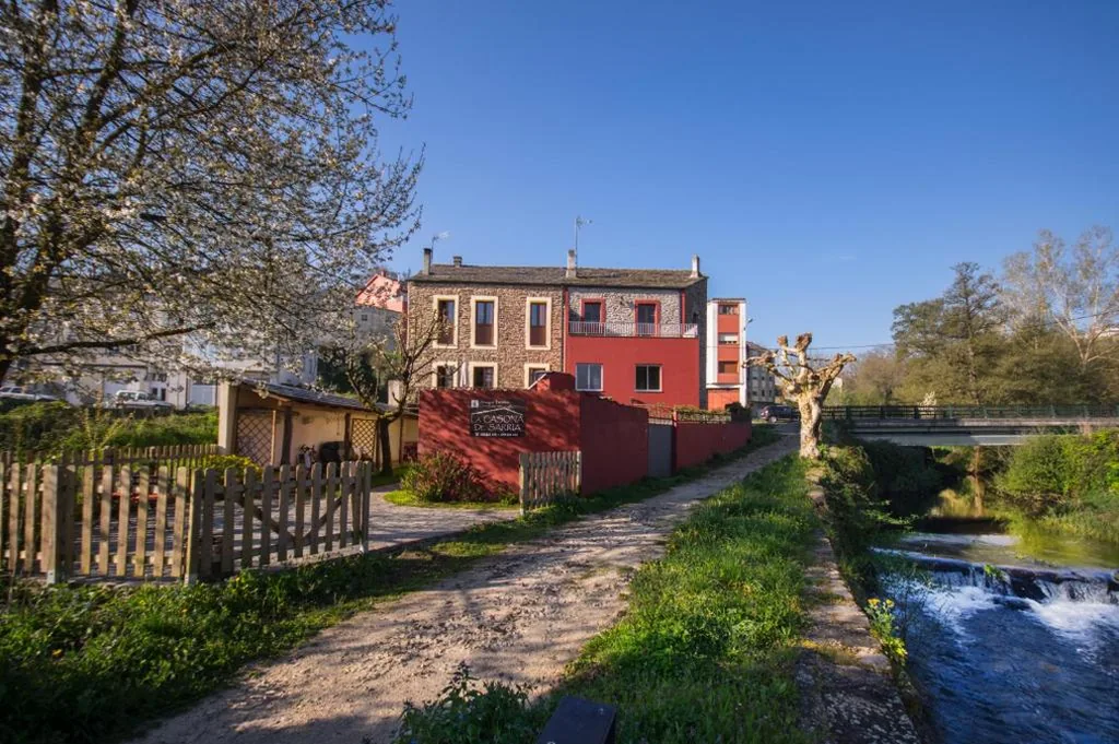 Habitación Triple con vistas al jardín — La Casona de Sarria